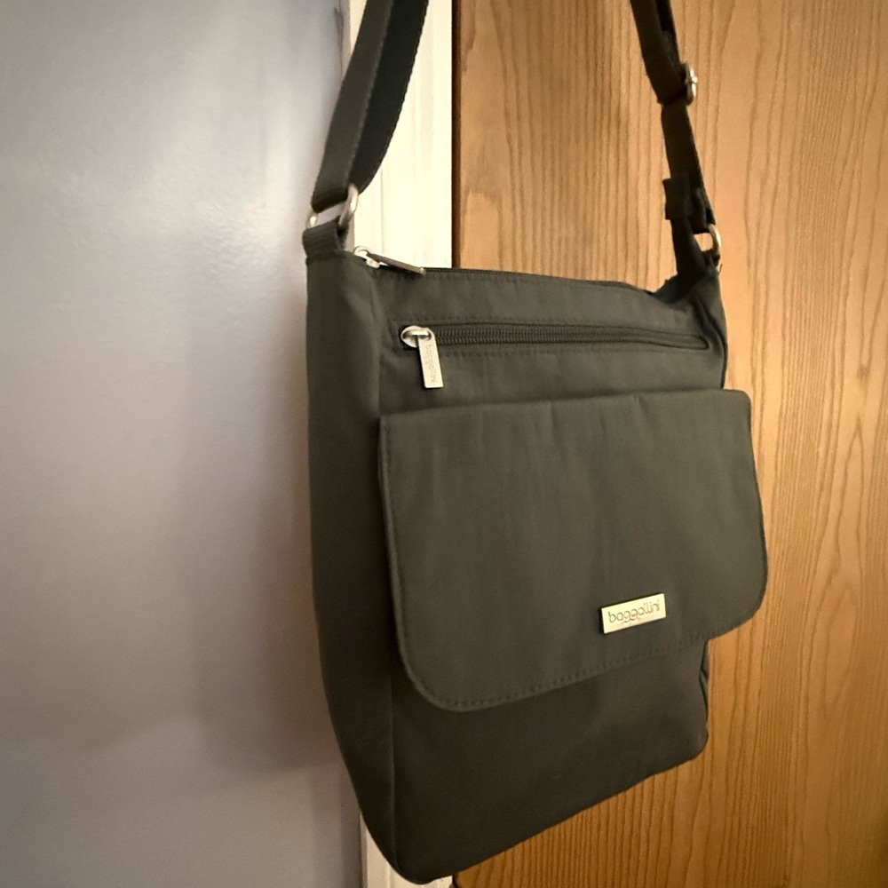 NWOT Baggallini Khaki Criss Cross Crossbody/Shoulder Travel Bag